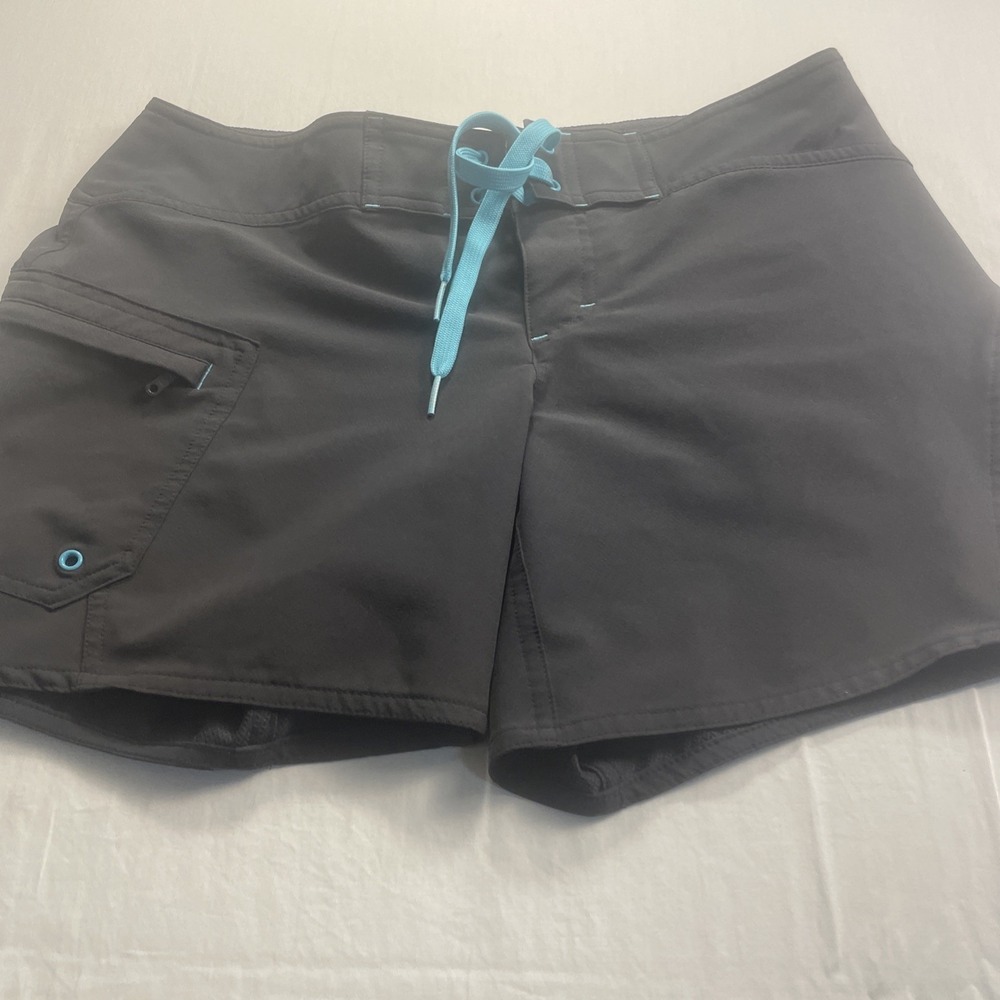 Athleta Shorts Women's Size 6 Grey With Teal Accents A Pocket With A Zipper